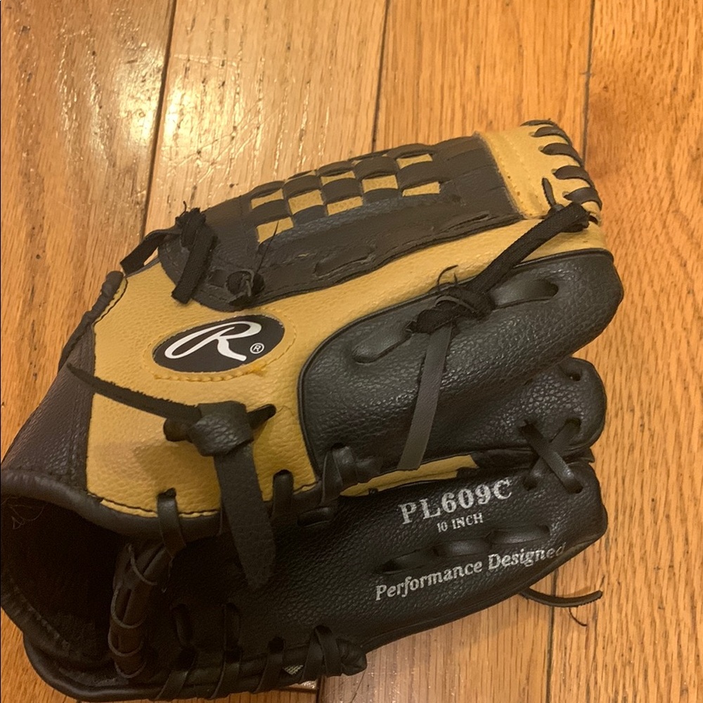 Rawlings Black and Tan youth baseball mitt